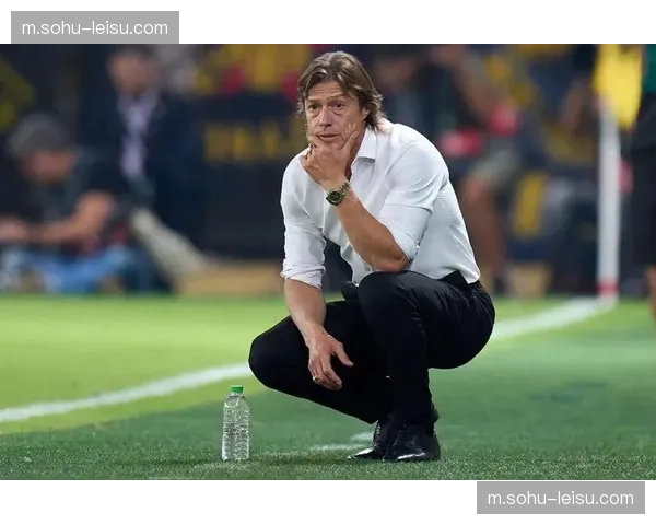 塞维利亚防守体系纪律性强，阿尔梅达禁赛无碍战术执行力